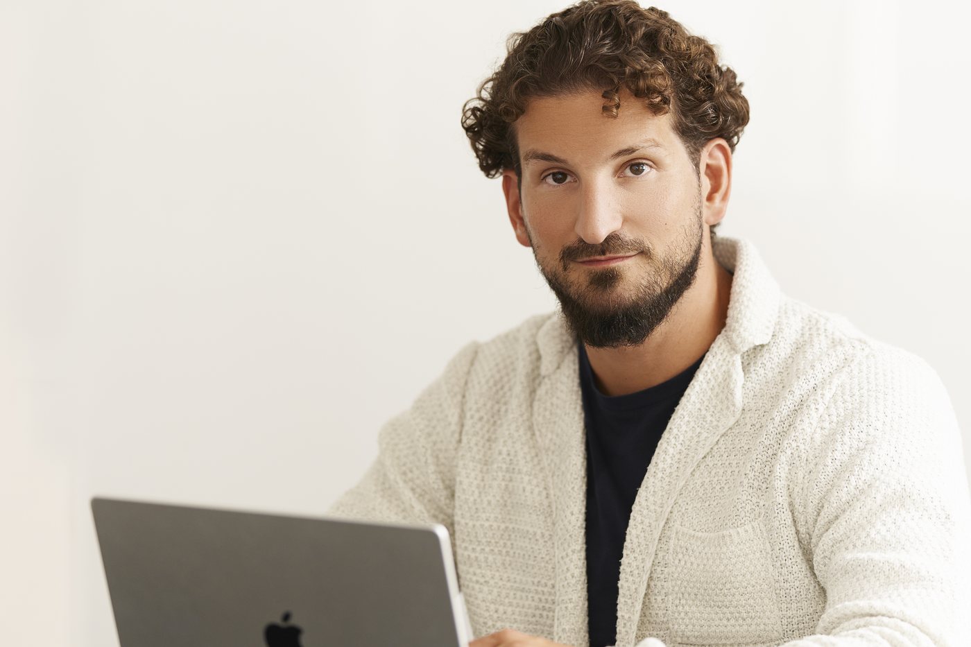 Simon Metschurat am Laptop