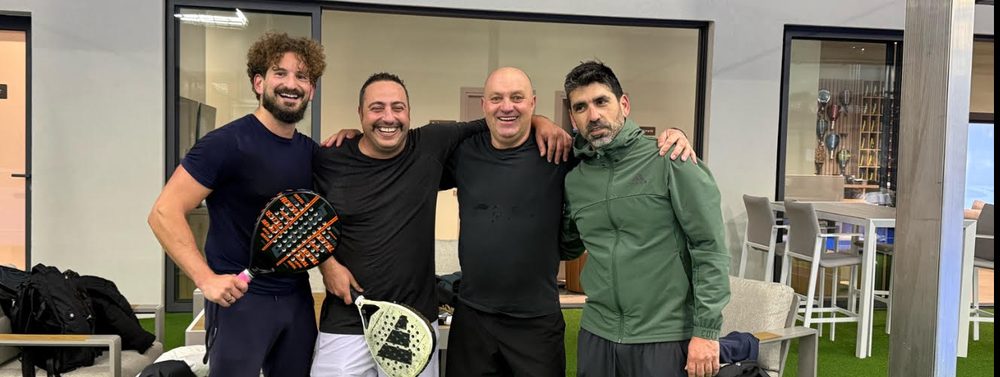 Simon mit Freunden nach dem Padel