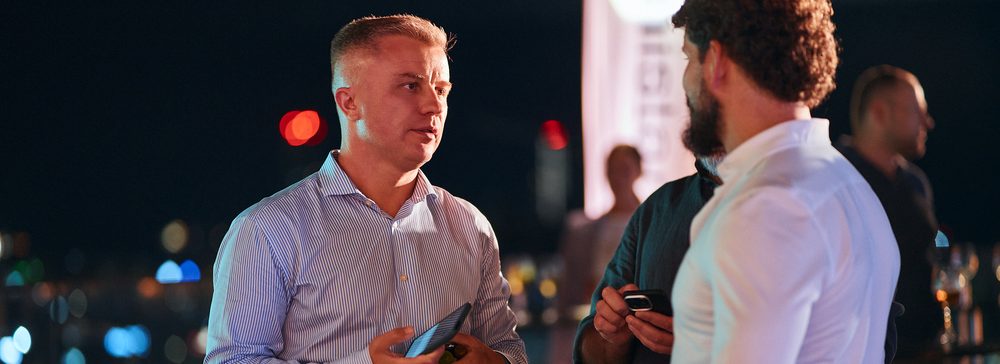 Simon im Gespräch auf einer Abendveranstaltung