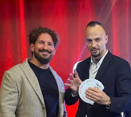 Simon mit einem Freund