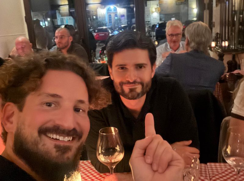Simon beim Abendessen mit einem Freund